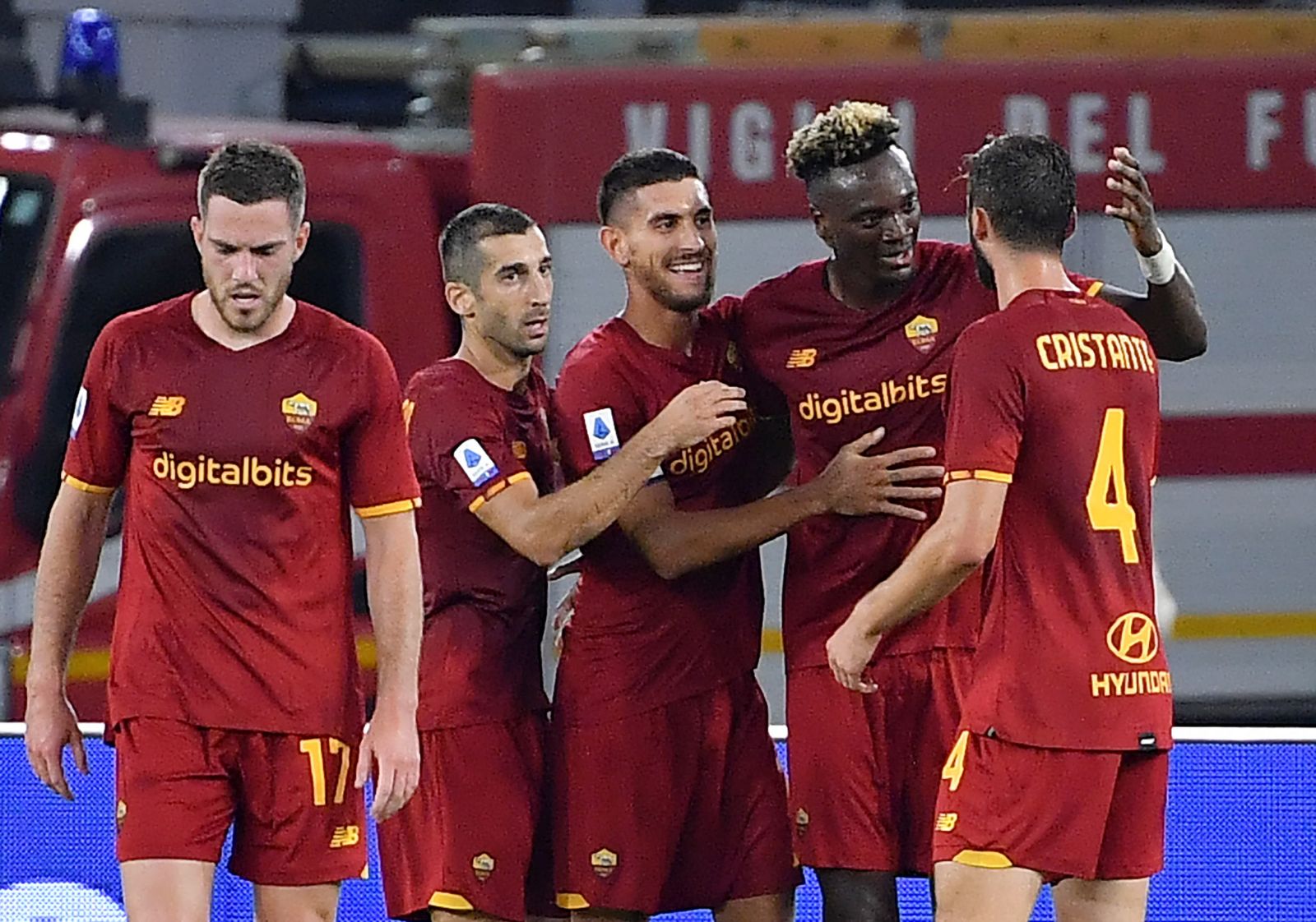 epa09484242 AS Roma's Tammy Abraham (2-R) celebrates with his teammates after scoring the 1-0 goal during the Italian Serie A soccer match between AS Roma and Udinese Calcio at the Olimpico stadium in Rome, Italy, 23 September 2021.  EPA/ETTORE FERRARI