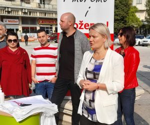 Pazin, 25.9.2021.- Na konferenciji za novinare na temu "Pazine, jo korak do prave promjene" predstavljena je lista Moemo! na izborima za Gradsko vijeæe Pazina, koji æe se odrati 3. listopada. Listi su podrku pruili gradonaèelnica Pazina Suzana Jaiæ (C) i gradonaèelnik Zagreba Tomislav Tomaeviæ, oboje iz Politièke platforme Moemo! 
foto HINA/ Daniel SPONZA/ ua