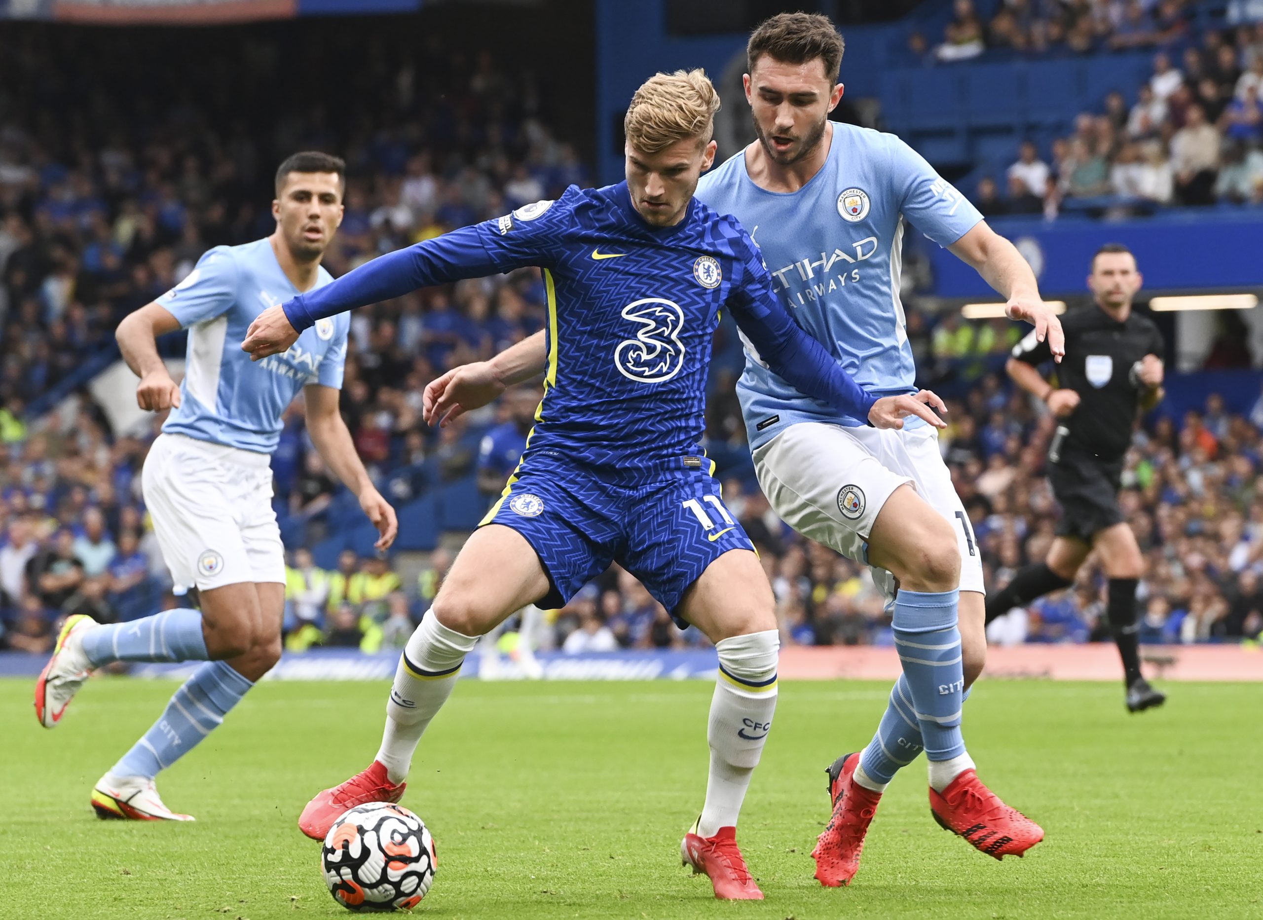 epa09487091 Timo Werner (C) of Chelsea in action against Aymeric Laporte (R) of Manchester City during the English Premier League soccer match between Chelsea FC and Manchester City in London, Britain, 25 September 2021.  EPA/Facundo Arrizabalaga EDITORIAL USE ONLY. No use with unauthorized audio, video, data, fixture lists, club/league logos or 'live' services. Online in-match use limited to 120 images, no video emulation. No use in betting, games or single club/league/player publications