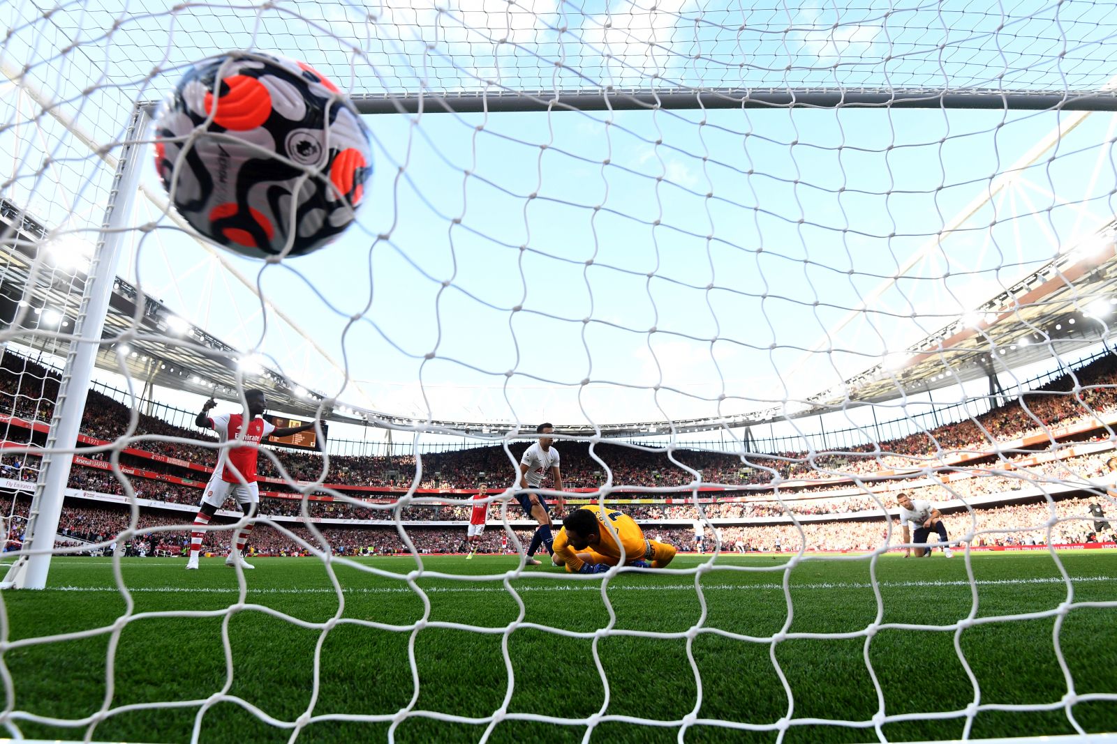 epa09490025 Goalkeeper Hugo Lloris of Tottenham (C) concedes the 0-2 during the English Premier League soccer match between Arsenal FC and Tottenham Hotspur in London, Britain, 26 September 2021.  EPA/Facundo Arrizabalaga EDITORIAL USE ONLY. No use with unauthorized audio, video, data, fixture lists, club/league logos or 'live' services. Online in-match use limited to 120 images, no video emulation. No use in betting, games or single club/league/player publications