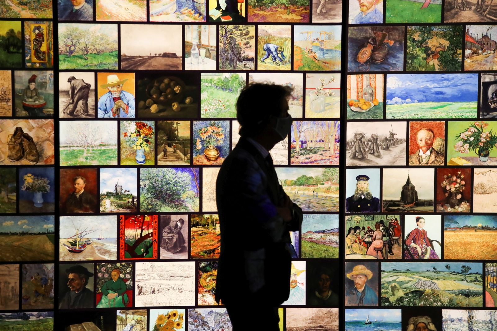 epa09495128 A visitor is seen at the 'Meet Vincent Van Gogh Experience' exhibition in Madrid, Spain, 29 September 2021. The exhibition will be open to public from 30 September to 18 October 2021.  EPA/David Fernández