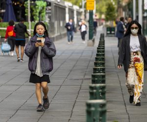 epa09496726 People walk along Southbank in Melbourne, Australia, 30 September 2021. Melbourne's lockdown will remain in place until 70 percent of Victorians aged over 16 are double-vaccinated, which is forecast for 26 October.  EPA/DANIEL POCKETT  AUSTRALIA AND NEW ZEALAND OUT