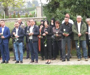Sisak, 02.10.2021 -  Srpsko narodno vijeæe i Vijeæe srpske nacionalne manjine u sisaèkom Parku Diane Budisavljeviæ odrali su komemoraciju i parastos za rtve djeèjeg ustakog logora. Uz predstavnike Vijeæa srpske nacionalne manjine Grada Siska, na komemoraciji je sudjelovao i saborski zastupnik i predsjednik SNV-a Milorad Pupovac.
foto HINA/ ik