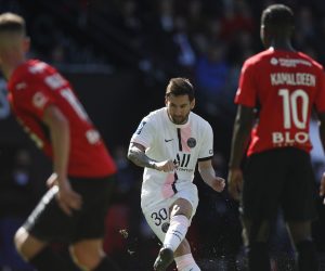 epa09503203 Paris Saint Germain's Lionel Messi (C) in action during the French Ligue 1 soccer match between Stade Rennais and PSG at the Roazhon Park stadium in Rennes, France, 03 October 2021.  EPA/YOAN VALAT