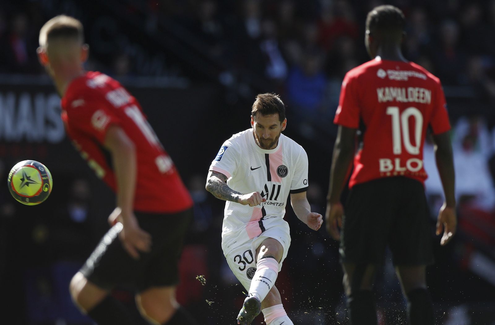 epa09503203 Paris Saint Germain's Lionel Messi (C) in action during the French Ligue 1 soccer match between Stade Rennais and PSG at the Roazhon Park stadium in Rennes, France, 03 October 2021.  EPA/YOAN VALAT