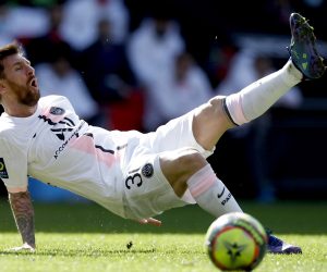 epa09503204 Paris Saint Germain's Lionel Messi (C) in action during the French Ligue 1 soccer match between Stade Rennais and PSG at the Roazhon Park stadium in Rennes, France, 03 October 2021.  EPA/YOAN VALAT