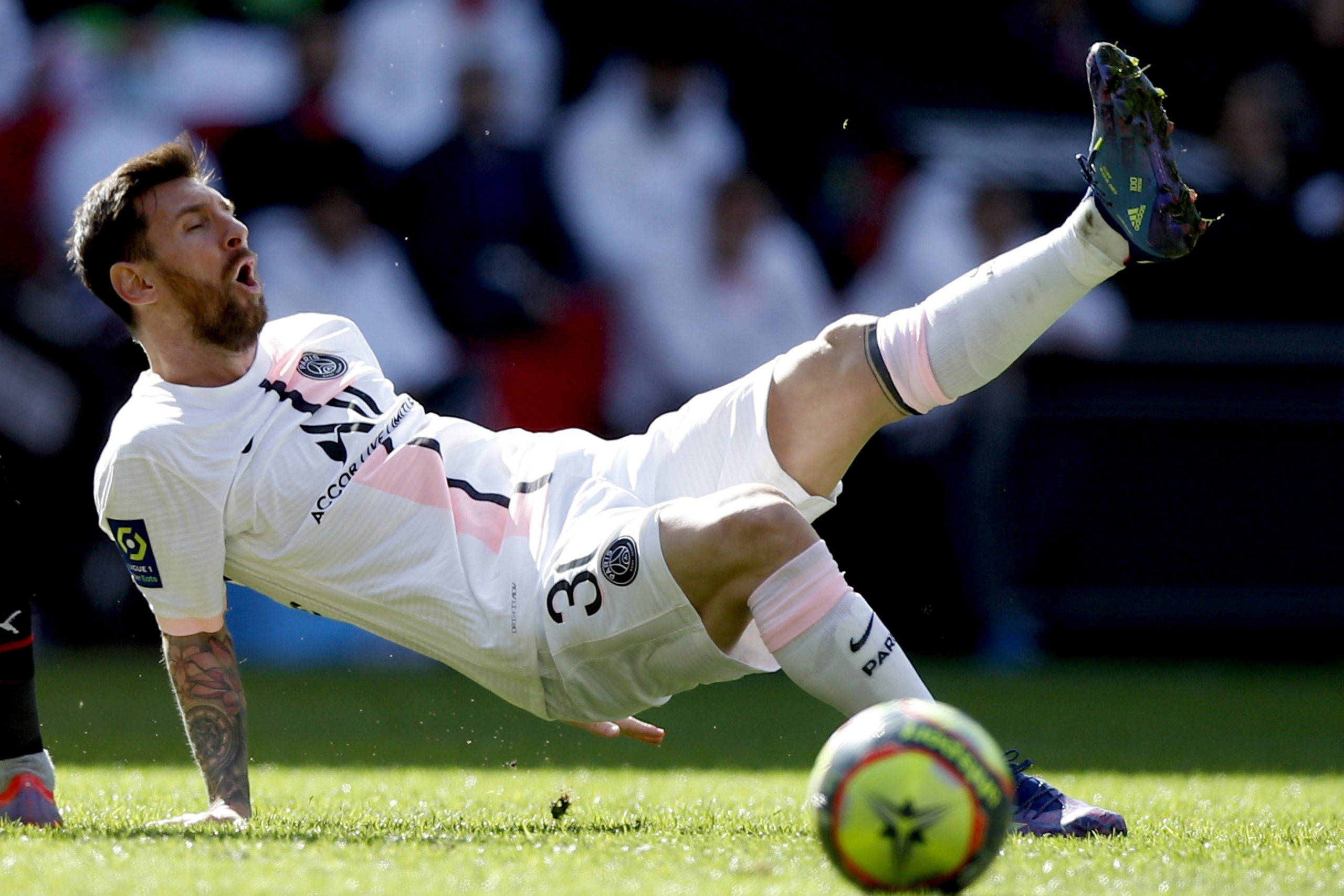 epa09503204 Paris Saint Germain's Lionel Messi (C) in action during the French Ligue 1 soccer match between Stade Rennais and PSG at the Roazhon Park stadium in Rennes, France, 03 October 2021.  EPA/YOAN VALAT