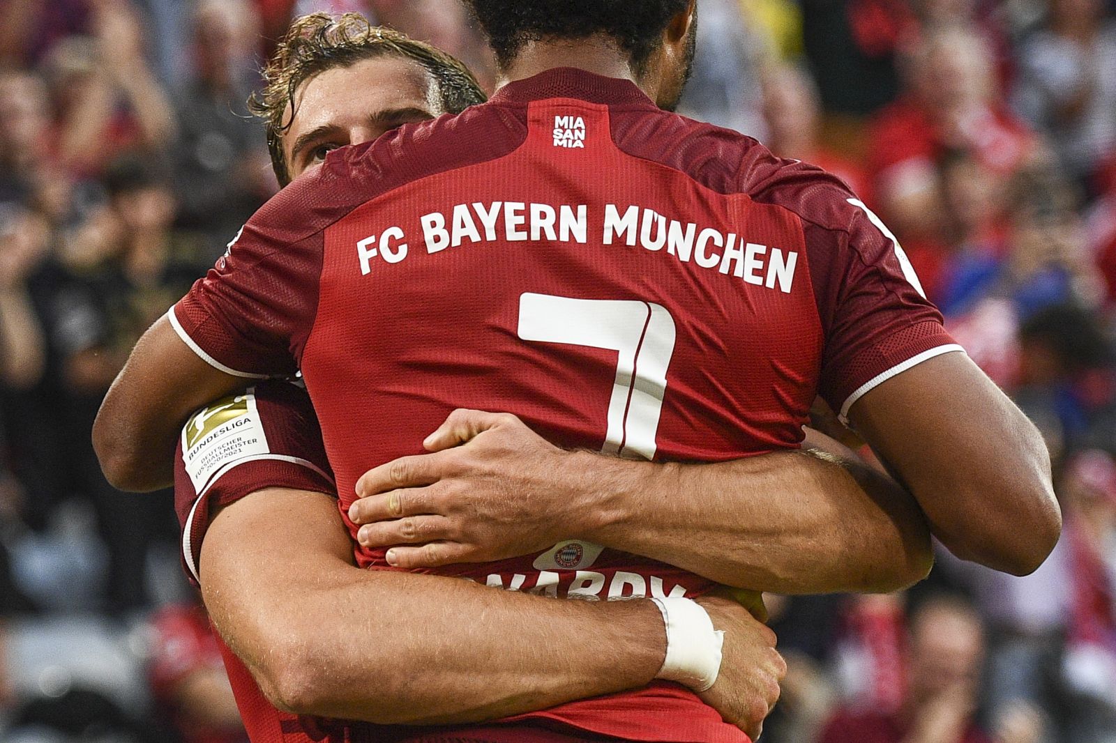epa09503862 Bayern's Leon Goretzka celebrates with teammate Serge Gnabry (R) after scoring the opening goal in the German Bundesliga soccer match between FC Bayern Munich and Eintracht Frankfurt in Munich, Germany, 03 October 2021.  EPA/CHRISTIAN BRUNA CONDITIONS - ATTENTION: The DFL regulations prohibit any use of photographs as image sequences and/or quasi-video.
