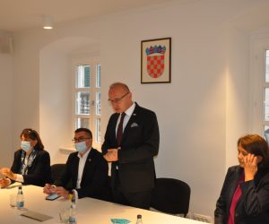 Kotor, 03.10.2021 - Hrvatski ministar vanjskih poslova Gordan Grliæ Radman sastao s predstavnicima hrvatske zajednice u Kotoru.  foto HINA/ ik