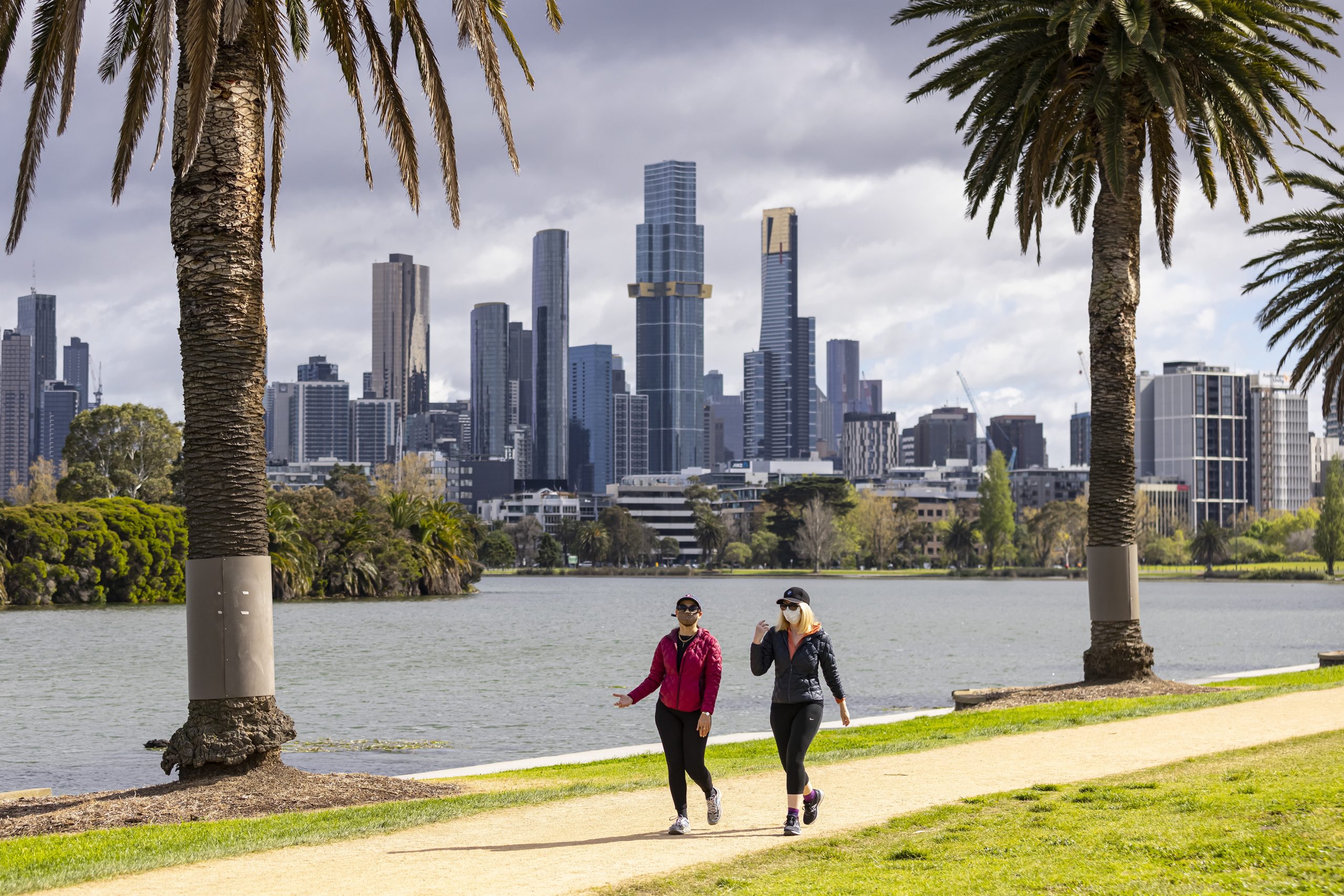 epaselect epa09504780 People exercise at Albert Park Lake in Melbourne, Victoria, Australia, 04 October 2021. Melbourne has become the most locked down city in the world, surpassing the 245-day record set by Argentina's Buenos Aires.  EPA/DANIEL POCKETT AUSTRALIA AND NEW ZEALAND OUT