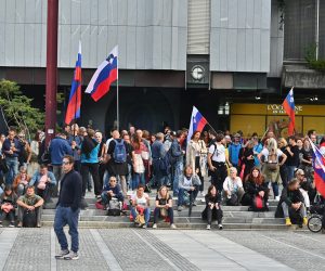 Ljubljana, 5.10.2021.- U utorak su se u Ljubljani ponovili neredi zbog prosvjeda protiv vladinih mjera i uvoðenja covid potvrda, u kojima je prema navodima medija sudjelovalo vie tisuæa ljudi u sreditu grada. Prosvjed je policija uspjela smiriti u kasnim veèernjim satima, a na vie mjesta upotrijebila je vodeni top i suzavac kako bi rastjerala prosvjednike. 
foto HINA/ STA/ Tamino Petelinsek/ ua