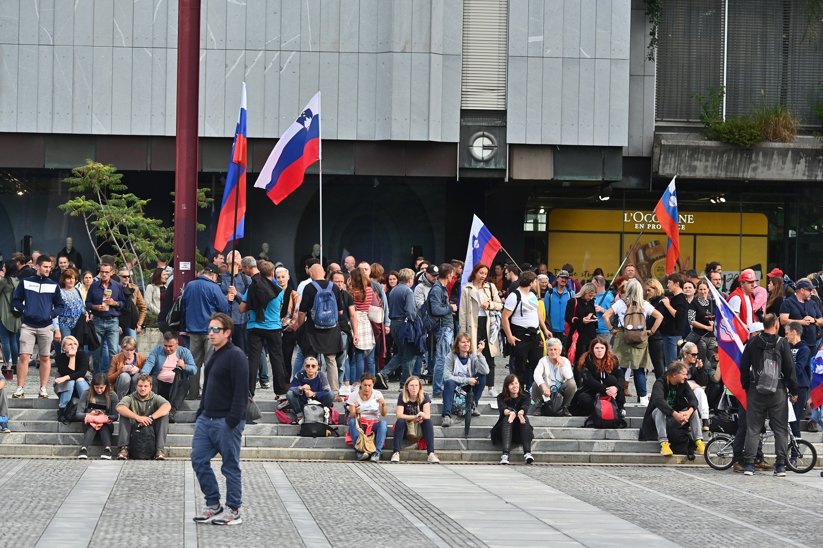 Ljubljana, 5.10.2021.- U utorak su se u Ljubljani ponovili neredi zbog prosvjeda protiv vladinih mjera i uvoðenja covid potvrda, u kojima je prema navodima medija sudjelovalo vie tisuæa ljudi u sreditu grada. Prosvjed je policija uspjela smiriti u kasnim veèernjim satima, a na vie mjesta upotrijebila je vodeni top i suzavac kako bi rastjerala prosvjednike. 
foto HINA/ STA/ Tamino Petelinsek/ ua