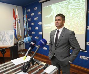Split, 6.10.2021.- Konferencija za  medije HDZ-a Split pod nazivom "Dajmo ruke Splitu". Na slici Vice Mihanovic.  foto HINA/ Mario STRMOTIC/ ms