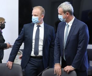 Zagreb, 06.10.2021. -  Hrvatski sabor, Sjednica Odbora za pravosuđe Hrvatskog sabora na čijem je dnevnom redu izbor predsjednice/ka Vrhovnog suda Republike Hrvatske. Na fotografiji Krunoslav Katičić,  Mišel Jakšić.
foto HINA/ Admir BULJUBAŠIĆ/ abu