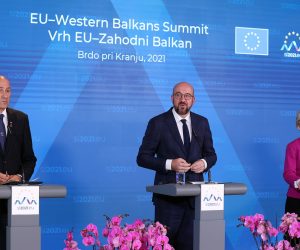 Brdo, 06.10.2021 - Tiskovna konferencija nakon sastanka na vrhu zemalja EU-a i zapadnog Balkana na Brdu kod Kranja. Na slici slovenski premijer Janez Jana, predsjednik Europskog vijeca Charles Michel i predsjednica Europske komisije Ursula von der Leyen.
foto HINA/ Damir SENCAR/ ds