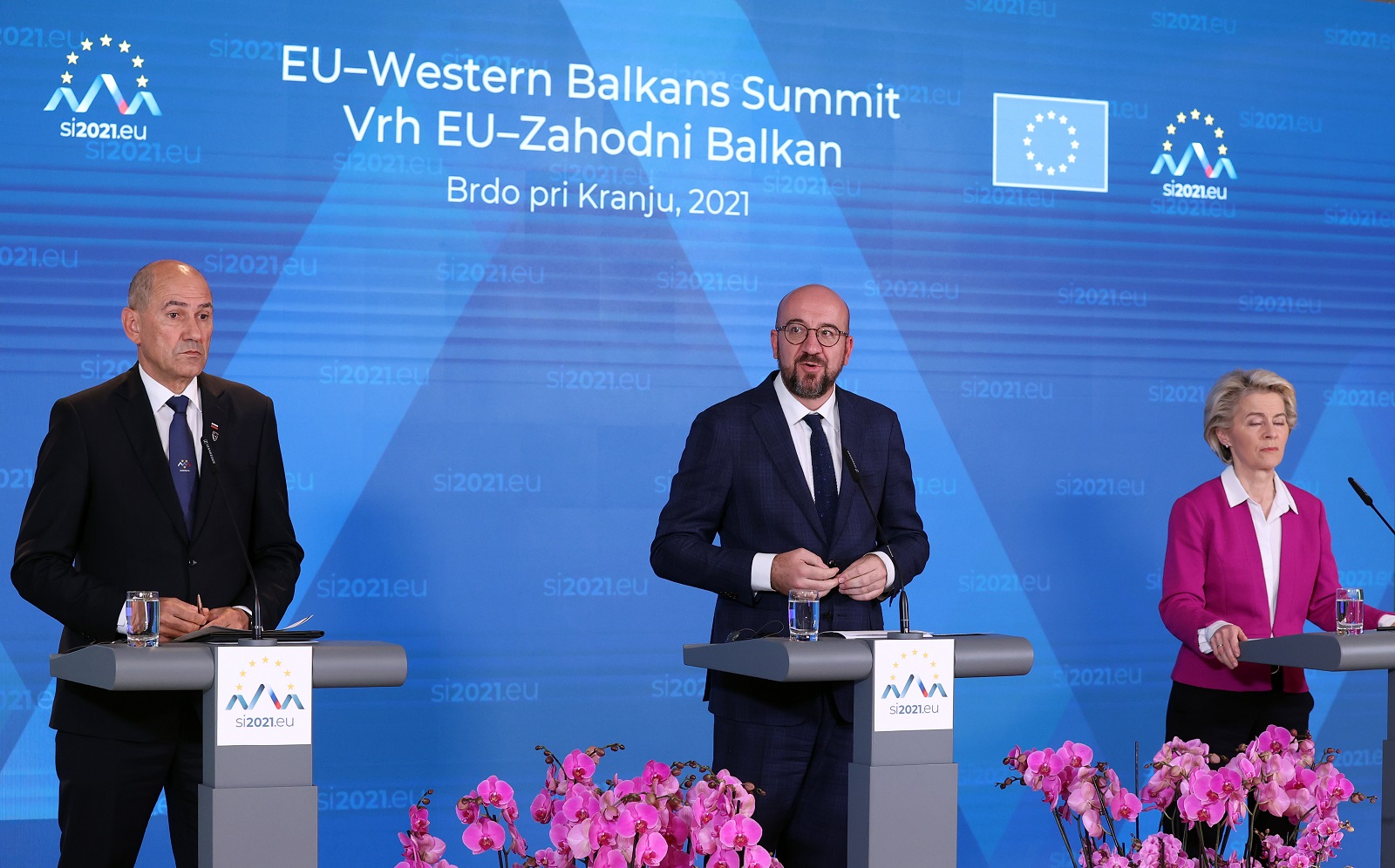 Brdo, 06.10.2021 - Tiskovna konferencija nakon sastanka na vrhu zemalja EU-a i zapadnog Balkana na Brdu kod Kranja. Na slici slovenski premijer Janez Jana, predsjednik Europskog vijeca Charles Michel i predsjednica Europske komisije Ursula von der Leyen.
foto HINA/ Damir SENCAR/ ds