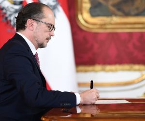 epaselect epa09518384 Alexander Schallenberg, new Chancellor of Austria, signs his mandate during the swearing-in ceremony at the Presidential Office in Vienna, Austria, 11 October 2021. Chancellor Kurz had declared his resignation on 09 October.  EPA/CHRISTIAN BRUNA