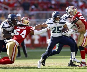 epa09504799 Seattle Seahawks running back Travis Homer (C) eludes a tackle by San Francisco 49ers middle linebacker Fred Warner (2-L) during the second half of the NFL American Football game between the Seattle Seahawks and San Francisco 49ers at Levi's Stadium in Santa Clara, California, USA, 03 October 2021.  EPA/JOHN G. MABANGLO