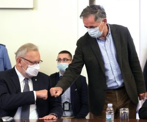 Zagreb, 13.10.2021 - Predsjednik Odbora za ljudska prava i prava nacionalnih manjina Milorad Pupovac sazvao je tematsku sjednicu Odbora na temu „Nezakonito odvraćanje (pushback) migranata koji ilegalno prelaze granicu Republike Hrvatske“.
Na fotografiji Davor Božinović, Milorad Pupovac.
foto HINA/ Edvard ŠUŠAK/ es