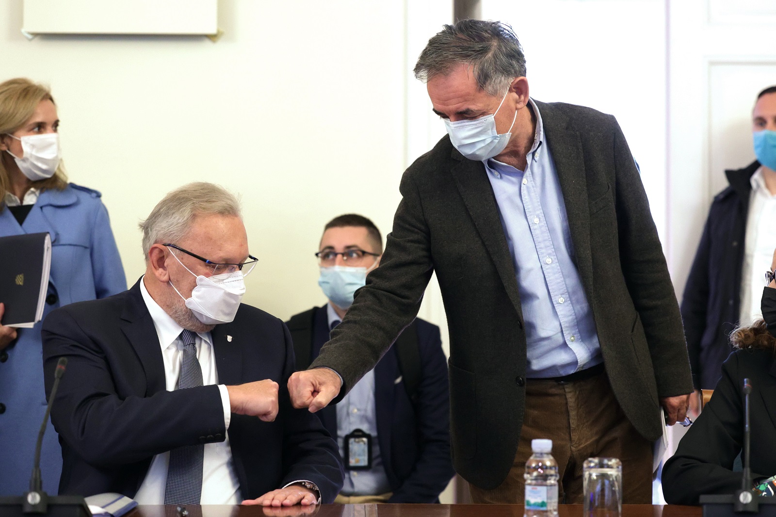 Zagreb, 13.10.2021 - Predsjednik Odbora za ljudska prava i prava nacionalnih manjina Milorad Pupovac sazvao je tematsku sjednicu Odbora na temu „Nezakonito odvraćanje (pushback) migranata koji ilegalno prelaze granicu Republike Hrvatske“.
Na fotografiji Davor Božinović, Milorad Pupovac.
foto HINA/ Edvard ŠUŠAK/ es