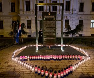 Marinci/ Vukovar, 13.10.2021 - potpredsjednik Vlade i ministar unutarnjih poslova dr. sc. Davor Boinoviæ sudjelovao je u obiljeavanju In memoriama kod Spomen obiljeja poginulim u Domovinskom ratu pripadnicima ATJ Luèko i SJP PU brodsko posavske te Zbora narodne garde u pokuaju proboja za obranu grada Vukovara na podruèju mjesta Marinci, a potom i u obiljeavanju In memoriama pred Spomen obiljejem za 97 policajaca poginulih i nestalih u Domovinskom ratu u obrani Vukovara u Vukovaru. foto HINA/ eljko DRAENOVIÆ/ ik
