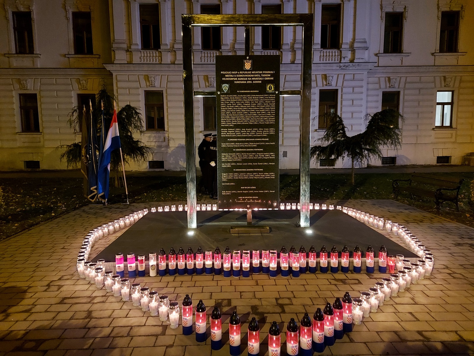 Marinci/ Vukovar, 13.10.2021 - potpredsjednik Vlade i ministar unutarnjih poslova dr. sc. Davor Boinoviæ sudjelovao je u obiljeavanju In memoriama kod Spomen obiljeja poginulim u Domovinskom ratu pripadnicima ATJ Luèko i SJP PU brodsko posavske te Zbora narodne garde u pokuaju proboja za obranu grada Vukovara na podruèju mjesta Marinci, a potom i u obiljeavanju In memoriama pred Spomen obiljejem za 97 policajaca poginulih i nestalih u Domovinskom ratu u obrani Vukovara u Vukovaru. foto HINA/ eljko DRAENOVIÆ/ ik