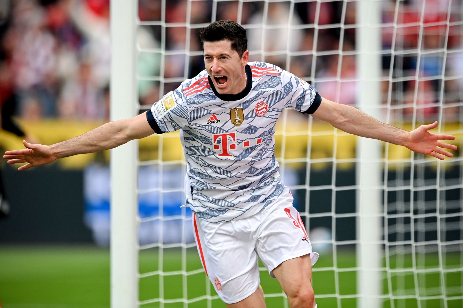 epa09528573 Bayern's Robert Lewandowski celebrates after scoring the 1-0 lead during the German Bundesliga soccer match between Bayer Leverkusen and FC Bayern Muenchen at BayArena in Leverkusen, Germany, 17 October 2021.  EPA/SASCHA STEINBACH CONDITIONS - ATTENTION: The DFL regulations prohibit any use of photographs as image sequences and/or quasi-video.
