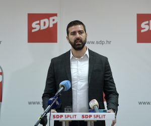 Split, 18.10.2021.- Konferenciju za medije SDP-a Split o subvenciji Grada za energetsku obnovu zgrada. Na slici Davor Matijević. . foto HINA/ Mario STRMOTIC/ ms