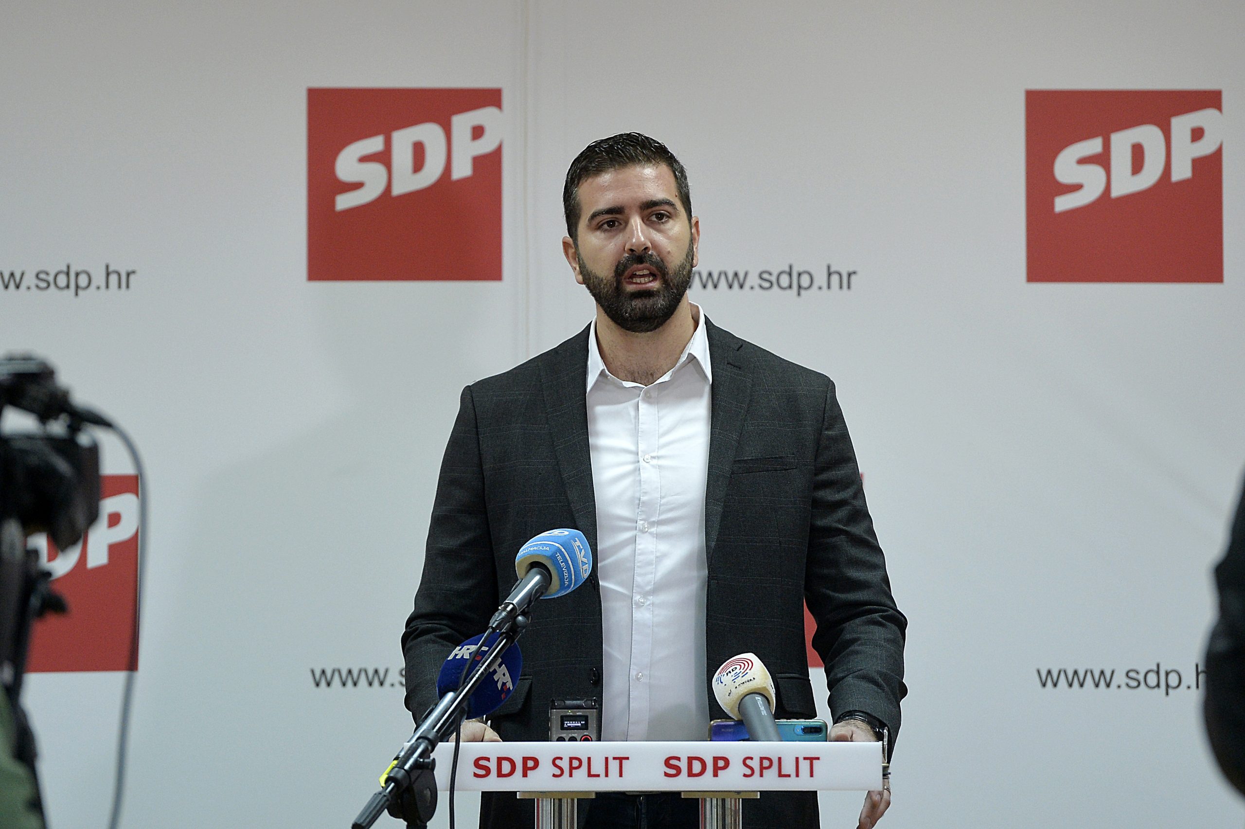 Split, 18.10.2021.- Konferenciju za medije SDP-a Split o subvenciji Grada za energetsku obnovu zgrada. Na slici Davor Matijević. . foto HINA/ Mario STRMOTIC/ ms