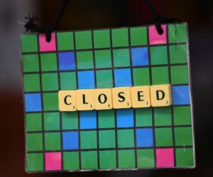 epaselect epa09531370 A view of a closed sign in a shop window in Royal Arcade in Melbourne, Victoria, Australia, 19 October 2021. Victoria will end its sixth long-running lockdown on 21 October, five days earlier than planned, as the state races to its 70 percent fully vaccinated target.  EPA/JAMES ROSS AUSTRALIA AND NEW ZEALAND OUT