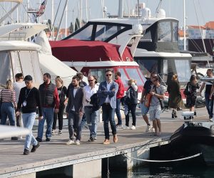 Biograd, 20.10.2021. - Danas je otvoren 23. Biograd Boat Show. Ovogodišnji Biograd Boat Show potvrdio je status Biograda kao vodećeg međunarodnog nautičkog sajma.  Sav izložbeni prostor je rasprodan s više od 300 izlagača i tvrtki sudionika. Foto HINA/Zvonko KUCELIN