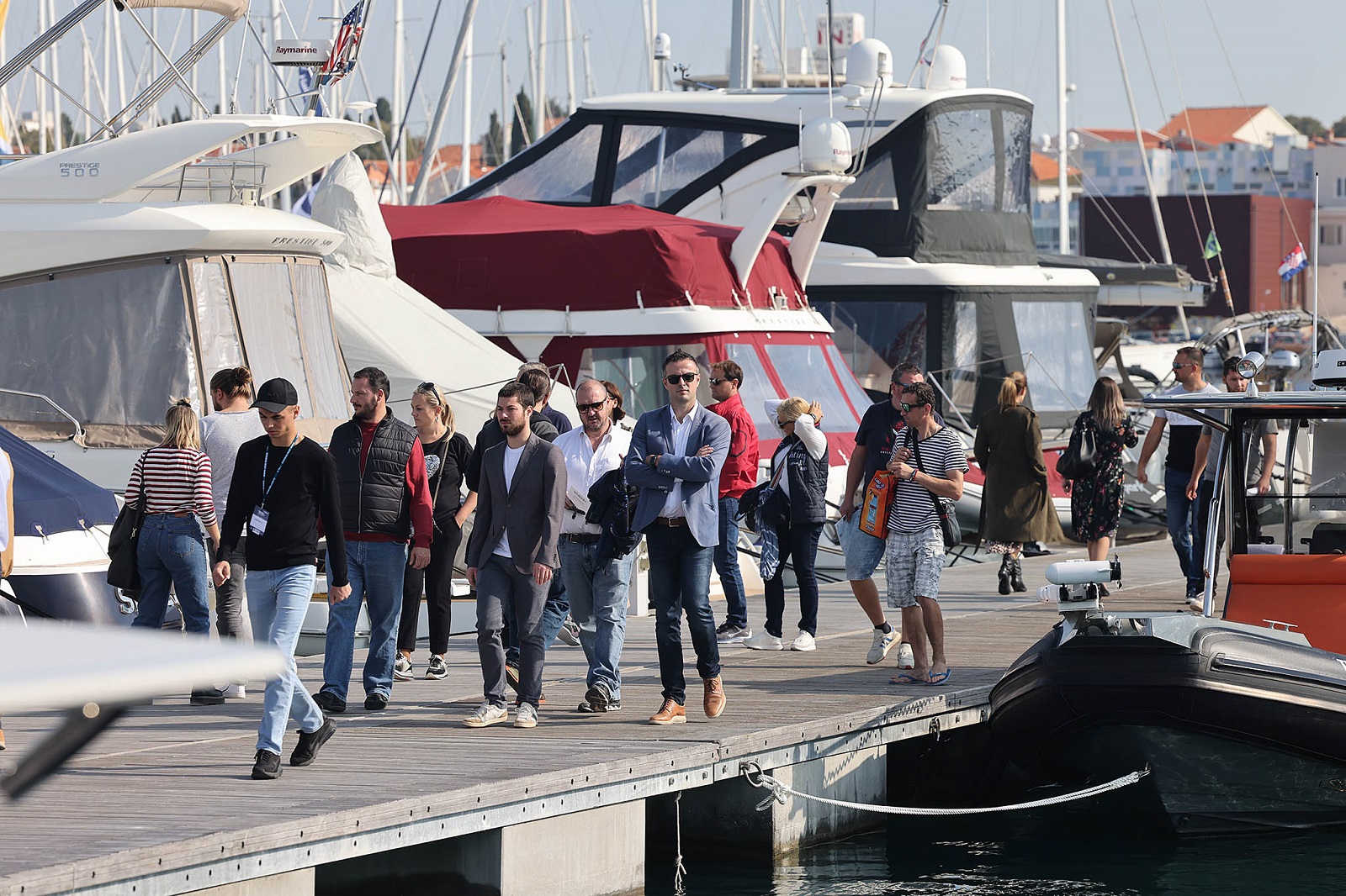 Biograd, 20.10.2021. - Danas je otvoren 23. Biograd Boat Show. Ovogodišnji Biograd Boat Show potvrdio je status Biograda kao vodećeg međunarodnog nautičkog sajma.  Sav izložbeni prostor je rasprodan s više od 300 izlagača i tvrtki sudionika. Foto HINA/Zvonko KUCELIN