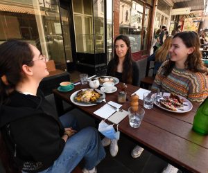 epa09538041 (L-R) Linda Richardson, Sofie Corazza and Zoe Bohlsen pose for a photo at Cafe Chez Mademoiselle in Prahran, Melbourne, Victoria, Australia, 22 October 2021. Melbourne has emerged from the world's longest lockdown, and as vaccination rates continue to rise, even more freedoms are less than two weeks away.  EPA/JAMES ROSS AUSTRALIA AND NEW ZEALAND OUT