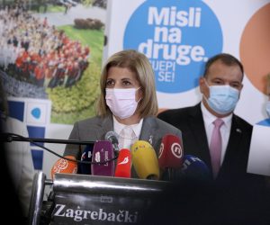 Zagreb, 22.10.2021. -  Konferencija za novinare i posjet povjerenice EK za zdravstvo i sigurnost hrane Stelle Kyriakides (S) s ministrom zdravstva Vilijem Beroem na cjepnom punktu ZV-a, a povodom Europskog plana borbe protiv raka i jaèanje provedbe cijepljenja protiv covida-19. Uz Kyriakides i Beroa, novinarima se obratila i ravnateljica zagrebaèkog Nastavnog zavoda za javno zdravstvo "Dr. Andrija tampar" Sandra ikiæ. foto HINA /Zvonimir KUHTIÆ/ kuzo