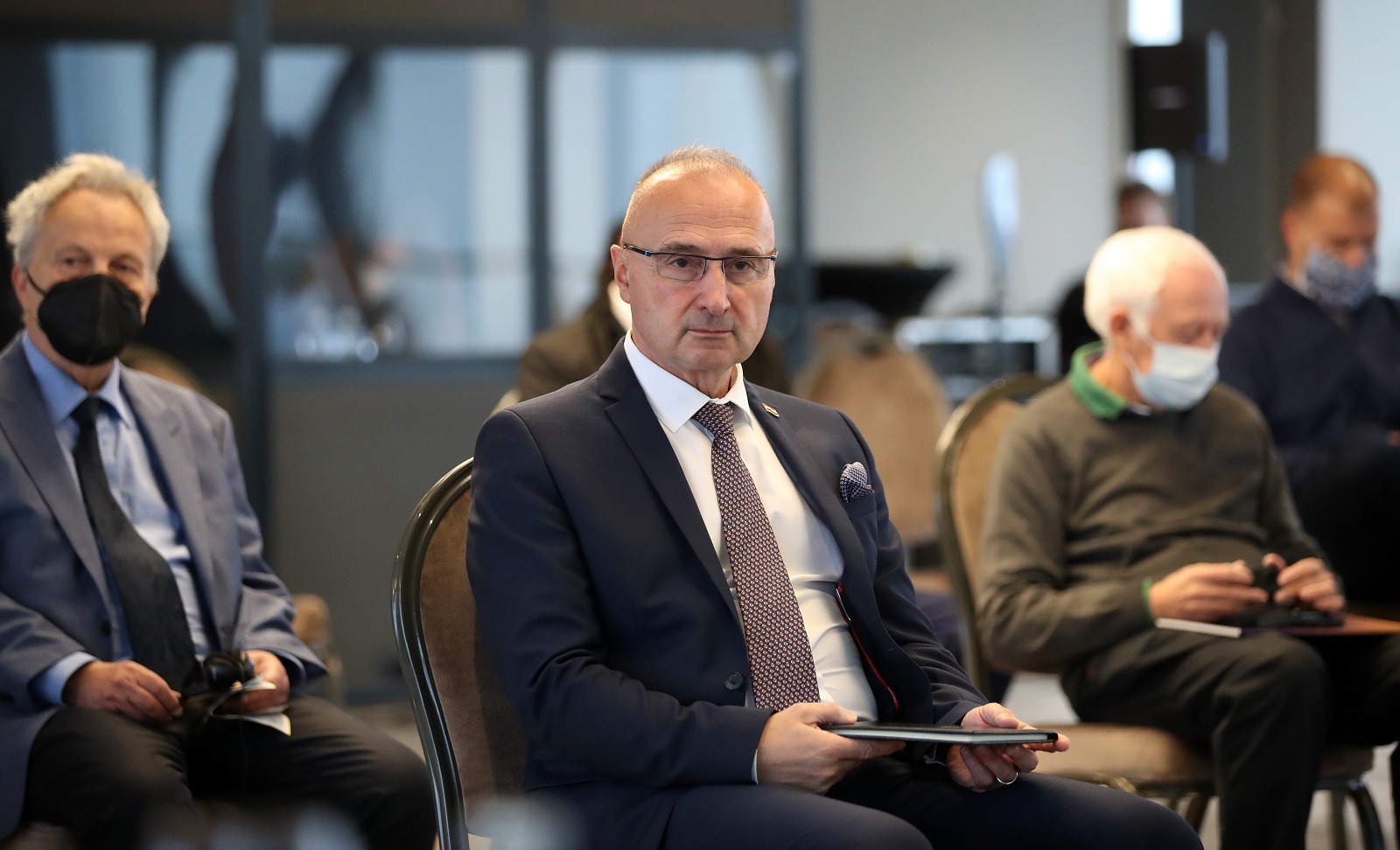 Zagreb, 22.10.2021 - Ministar vanjskih i europskih poslova Gordan Grlic Radman odrao je uvodno izlaganje na medunarodnoj konferenciji Hrvatske paneuropske unije pod nazivom "Europska unija u svijetu: prolost, sadanjost i buducnost".
foto HINA/ Damir SENCAR/ ds