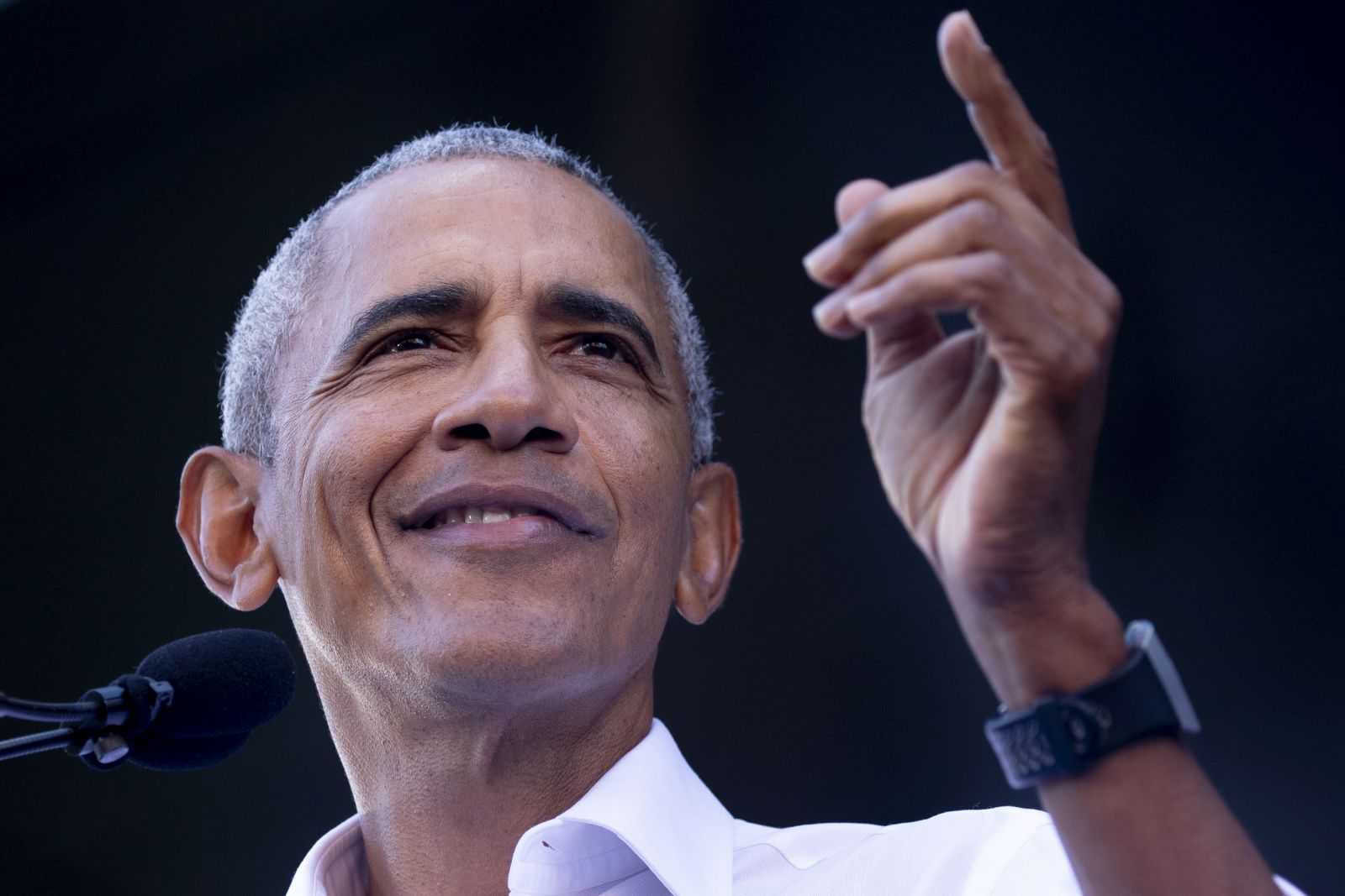 epaselect epa09542210 Former US President Barack Obama speaks at a campaign event of Virginia gubernatorial candidate Terry McAuliffe (not pictured), in Richmond, Virginia, USA, 23 October 2021. The 2021 Virginia gubernatorial election will be held 02 November.  EPA/MICHAEL REYNOLDS