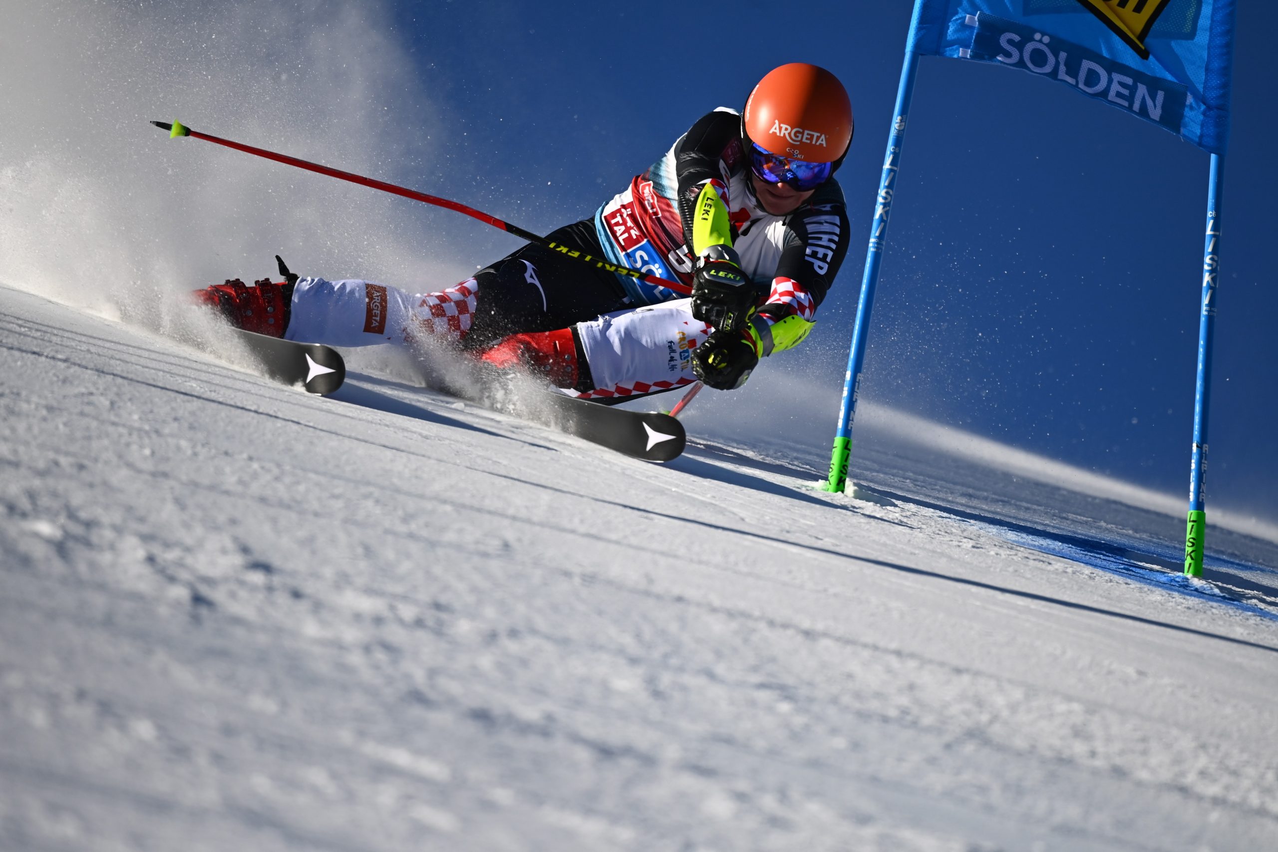 epa09542762 Filip Zubcic of Croatia in action during the men’s giant glalom at the FIS Alpine Ski World Cup season opening in Soelden, Austria, 24 October 2021. The Alpine Skiing World Cup season 2021/22 will be opened this weekend in Soelden, the traditional start of the FIS Ski World Cup.  EPA/PHILIPP GUELLAND