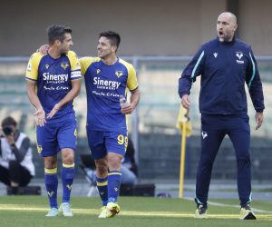 epa09543511 Hellas Verona's Giovanni Simeone (C) celebrates with his coach Igor Tudor (R) after scoring the 2-0 lead during the Italian Serie A soccer match between Hellas Verona and SS Lazio in Verona, Italy, 24 October 2021.  EPA/EMANUELE PENNACCHIO