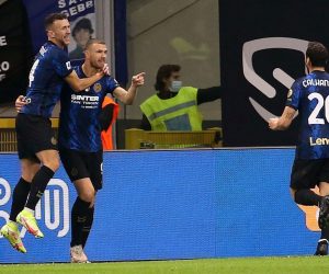 epa09544262 Inter Milan’s Edin Dzeko (C) celebrates with teammates Ivan Perisic (L) and Hakan Calhanoglu after scoring the opening goal during the Italian Serie A soccer match between FC Inter and Juventus FC at Giuseppe Meazza stadium in Milan, Italy, 24 October 2021.  EPA/MATTEO BAZZI