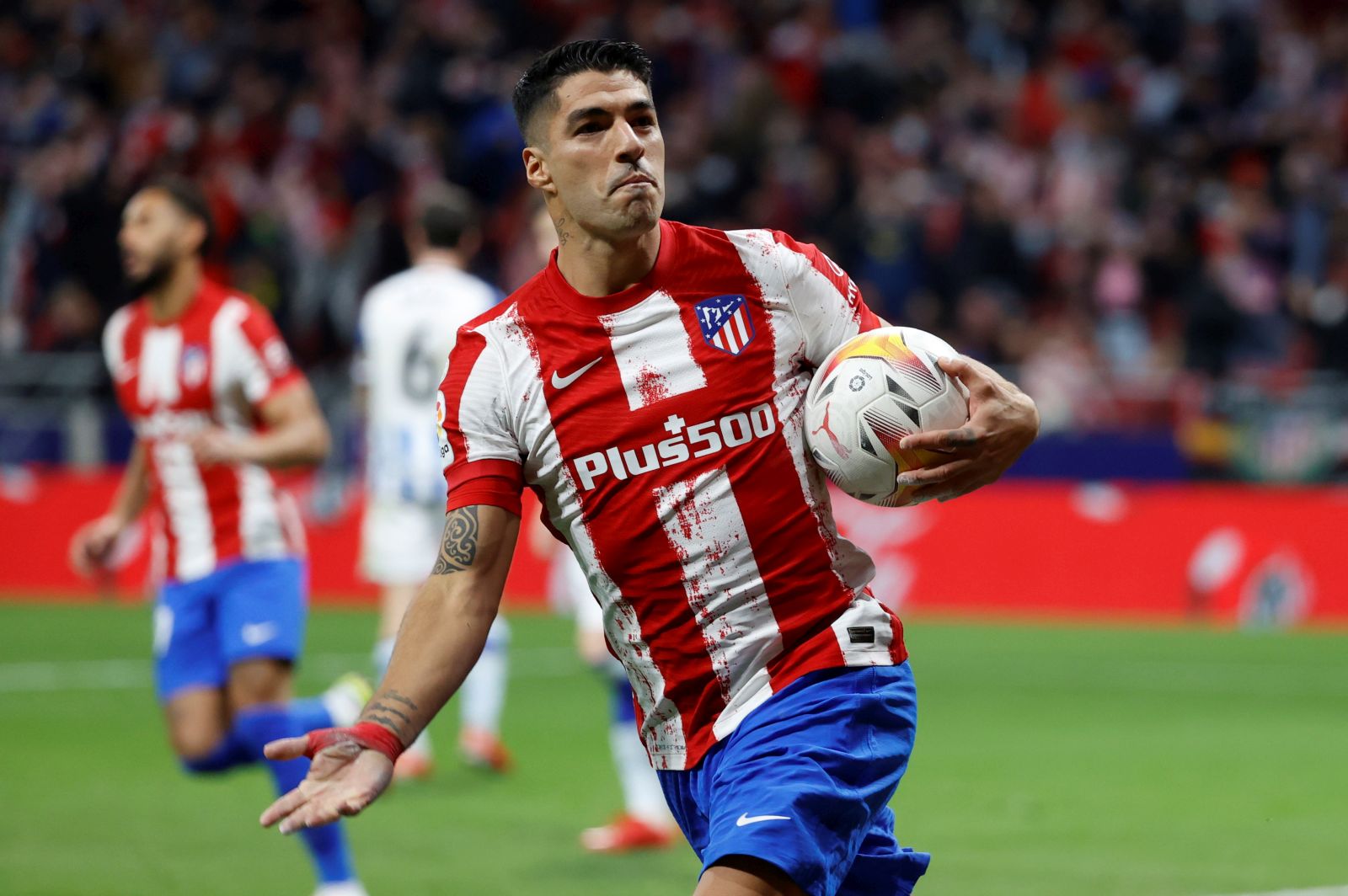 epa09544429 Atletico's Uruguayan striker Luis Suarez celebrates after scoring the 2-2 from the penalty spot during the Spanish LaLiga soccer match between Atletico de Madrid and Real Sociedad at Wanda Metropolitano stadium in Madrid, Spain, 24 October 2021.  EPA/Mariscal