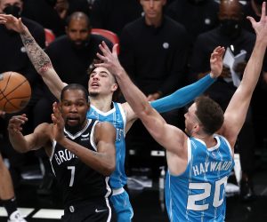 epa09544465 Brooklyn Nets forward Kevin Durant (L) looks to pass past a defending Charlotte Hornets guard LaMelo Ball (C) and teammate Charlotte Hornets forward Gordon Hayward (R) in the first half of the Nets home opener game during the NBA basketball game between the Charlotte Hornets and the Brooklyn Nets at the Barclays Center in Brooklyn, New York, USA, 24 October 2021.  EPA/JASON SZENES SHUTTERSTOCK OUT
