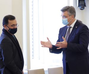 Zagreb, 25.10.2021 - Premijer Andrej Plenković primio je u Banskim dvorima Dinesha Patnaika, generalnog direktora Indijskog vijeća za kulturološku razmjenu.
Na fotografiji Dinesh Patnaik, Andrej Plenković.
foto HINA/ Edvard ŠUŠAK/ es