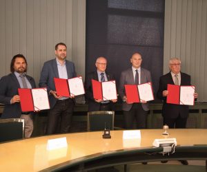 Zagreb, 25.10.2021. -  Sveèano potpisivanje Inicijative "Autonomni elektro-brodovi za pametne otoke i gradove". Inicijativa se pokreæe s ciljem razvoja suvremenog brodskog prijevoza uz nultu stopu tetnih emisija, oslanjajuæi se iskljuèivo na "zelena" goriva. Sudionici s potpisanim ugovorima. foto HINA /Zvonimir KUHTIÆ/ kuzo