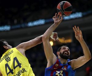 epa09547540 Ahmet Duverioglu (L) of Fenerbahce in action against Nikola Mirotic (R) of Barcelona during the Euroleague basketball match between Fenerbahce Beko and FC Barcelona in Istanbul, Turkey, 26 October 2021.  EPA/ERDEM SAHIN