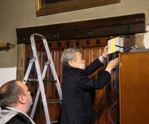 zagreb, 27.10.2021.- Zagrebaèkoj katedrali japanska je tvrtka donirala seizmièke ureðaje za rano javljanje i upozoravanje na potres izvijestio je u srijedu Tiskovni ured Zagrebaèke nadbiskupije. "Nakon to se dogodio potres u Zagrebu, putem UNESCO-a i Veleposlanstva Japana saznao sam to se dogodilo te sam preko njih odluèio pomoæi i donirati ove ureðaje. elja mi je da hrvatski graðani budu spremni na potrese", rekao je direktor tvrtke Challenge Co. Kazuo Sasaki. 
foto HINA/ Zagrebaèka nadbiskupija/ ua