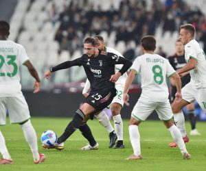 epa09549344 Juventus’ Adrien Rabiot (C) in action during the Italian Serie A soccer match Juventus FC vs USS Sassuolo Calcio at Allianz Stadium in Turin, Italy, 27 october 2021.  EPA/ALESSANDRO DI MARCO