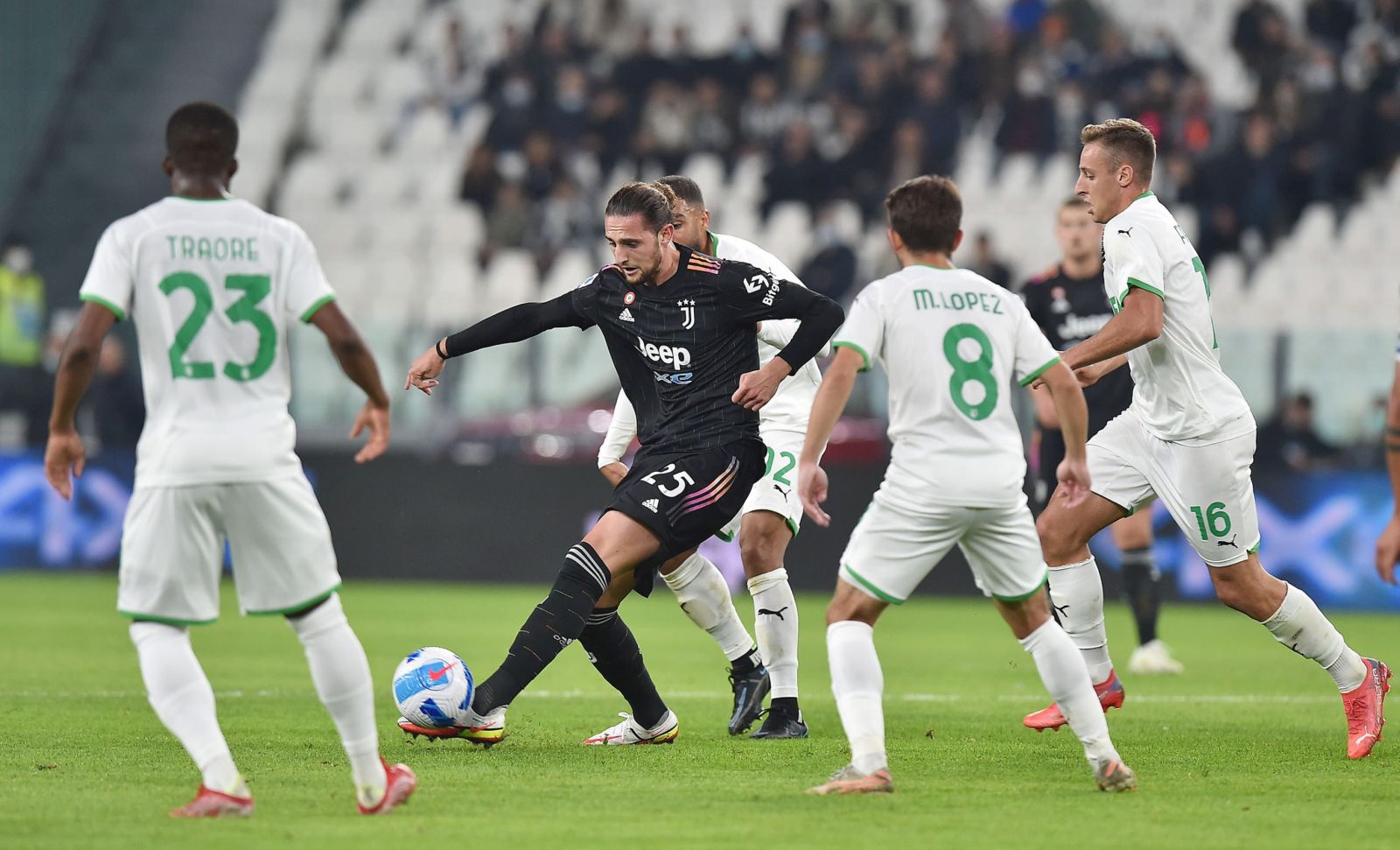 epa09549344 Juventus’ Adrien Rabiot (C) in action during the Italian Serie A soccer match Juventus FC vs USS Sassuolo Calcio at Allianz Stadium in Turin, Italy, 27 october 2021.  EPA/ALESSANDRO DI MARCO
