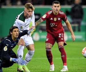 epa09549824 Moenchengladbach's goalkeeper Yann Sommer (L) and his teammate Luca Netz (C) in action against Bayern's Lucas Hernandez (R) during the German DFB Cup second round soccer match between Borussia Moenchengladbach and FC Bayern Muenchen at Borussia-Park in Moenchengladbach, Germany, 27 October 2021.  EPA/SASCHA STEINBACH CONDITIONS - ATTENTION: The DFB regulations prohibit any use of photographs as image sequences and/or quasi-video.