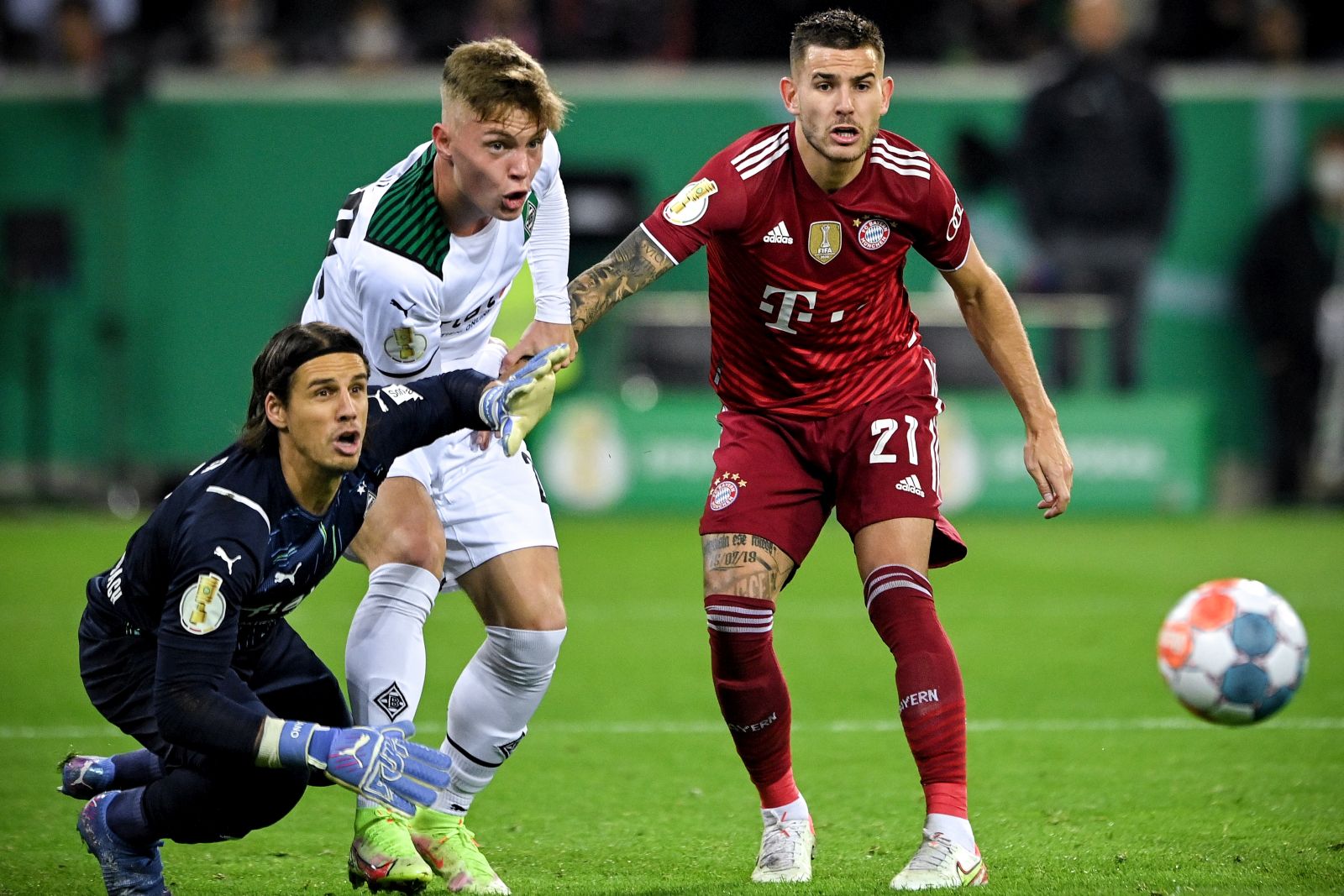 epa09549824 Moenchengladbach's goalkeeper Yann Sommer (L) and his teammate Luca Netz (C) in action against Bayern's Lucas Hernandez (R) during the German DFB Cup second round soccer match between Borussia Moenchengladbach and FC Bayern Muenchen at Borussia-Park in Moenchengladbach, Germany, 27 October 2021.  EPA/SASCHA STEINBACH CONDITIONS - ATTENTION: The DFB regulations prohibit any use of photographs as image sequences and/or quasi-video.