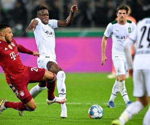 epa09549766 Moenchengladbach's Denis Zakaria (C) in action against Bayern's Corentin Tolisso (L) during the German DFB Cup second round soccer match between Borussia Moenchengladbach and FC Bayern Muenchen at Borussia-Park in Moenchengladbach, Germany, 27 October 2021.  EPA/SASCHA STEINBACH CONDITIONS - ATTENTION: The DFB regulations prohibit any use of photographs as image sequences and/or quasi-video.